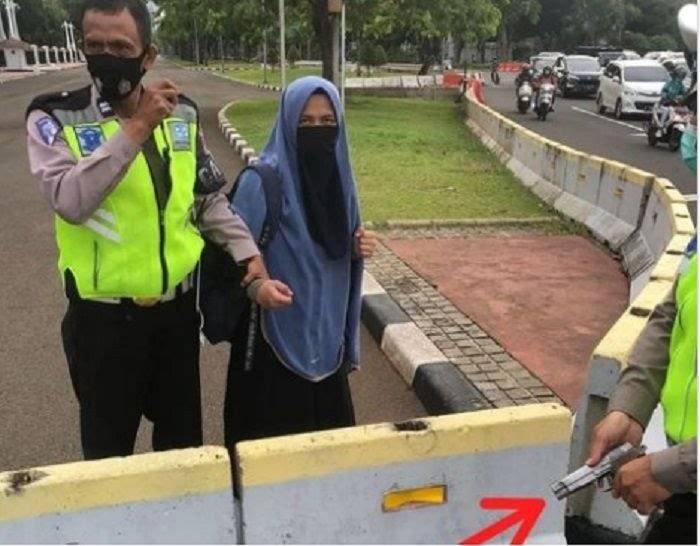 Geger...,  Wanita Berpistol FN  Diamankan di Depan Istana Presiden