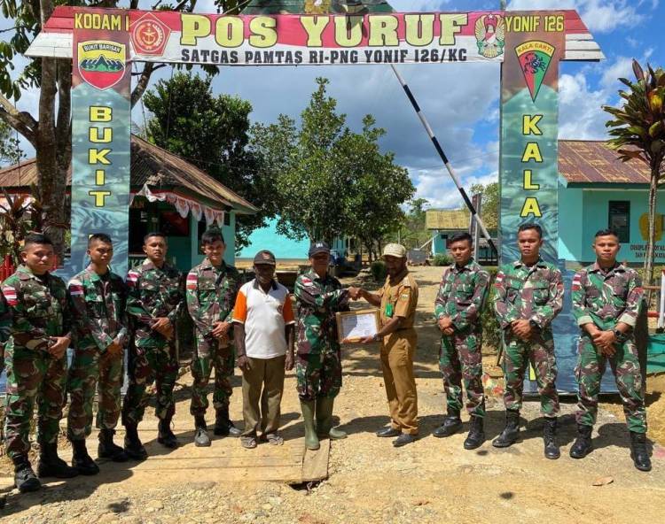 Satgas Yonif 126/KC Terima Penghargaan Dari Kepala Distrik Yaffi