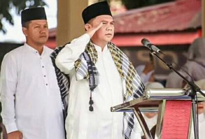 Bupati Erik Salurkan Bantuan Menkes ke Pesantren Raudlatul Ulum Aek Nabara