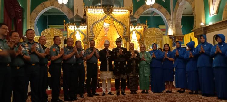 Kasal Laksamana TNI Muhammad Ali Terima Gelar Kehormatan Adat dari Kesultanan Deli