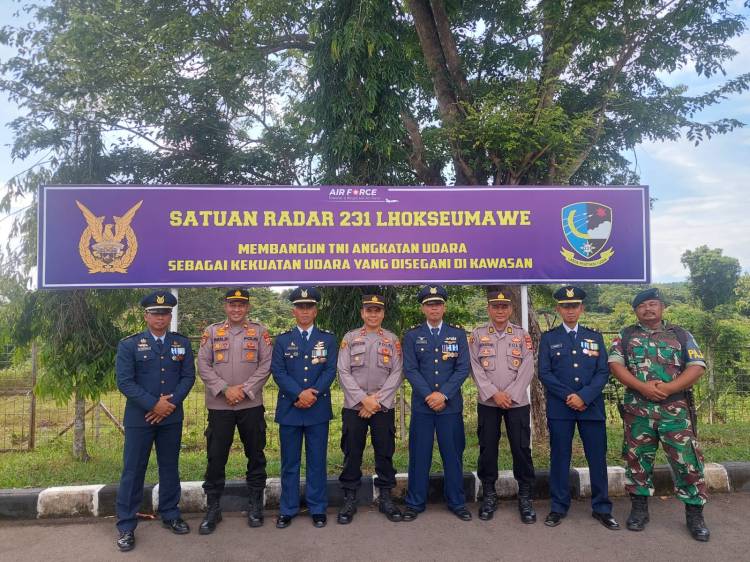 HUT ke 78 TNI, Personel Polres Lhokseumawe  Serahkan Kue Ultah ke Mako Sat Radar