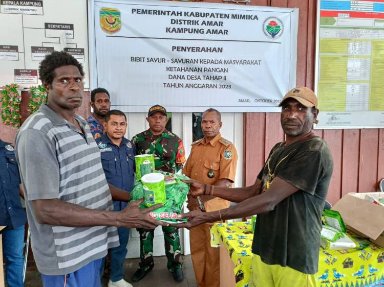 Babinsa Koramil 1710-01/Kokonao Dampingi Penyaluran Bantuan Kepada Masyarakat