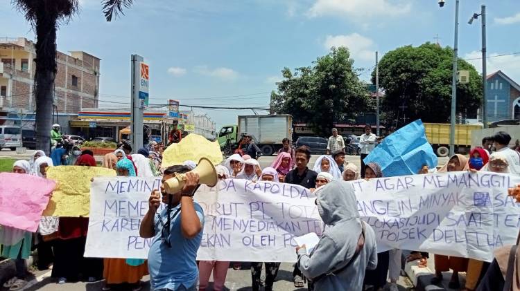 Puluhan Emak-emak Demo Polda Sumut, Dinilai tak Mampu Tangkap Bandar Judi Online