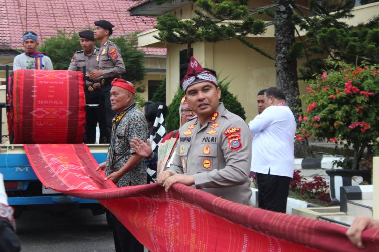 Hari Ulos Diperingati  di Toba