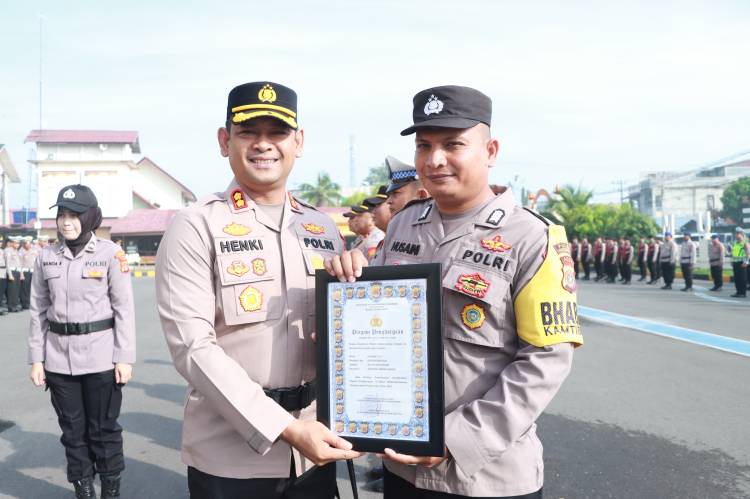 Kapolres Lhokseumawe Serahkan Penghargaan Kepada Tiga Polsek, Polantas dan Bhabinkamtibmas Sawang