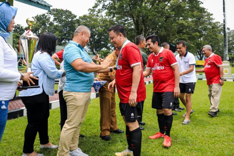 Ketua Komwil I APEKSI Serahkan Trofi Juara Kepada Pemenang Sepakbola