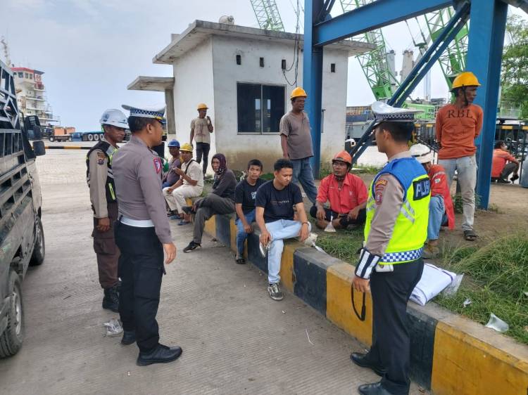 Sat Lantas Polres Pelabuhan Belawan Sosialisasikan Kamseltibcar Lantas kepada Supir Truk Di Kantong Parkir Semen Andalas
