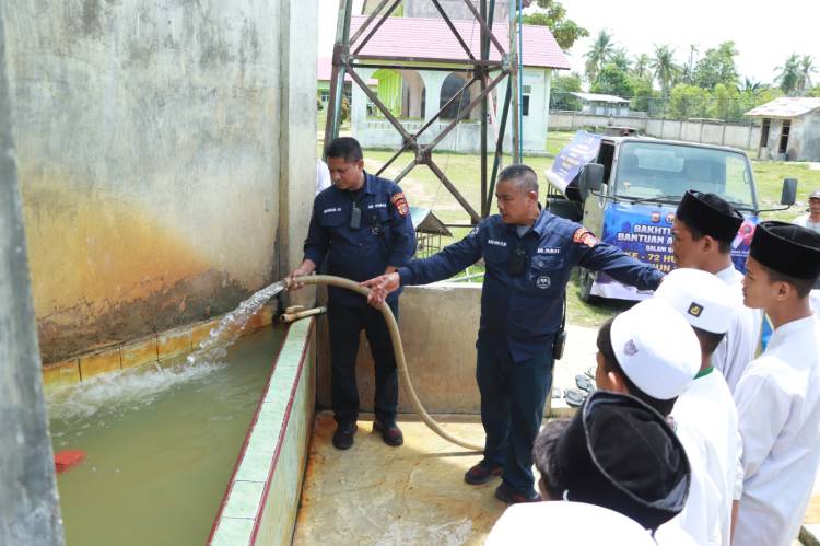 Polres Lhokseumwe Berikan Bantuan Air Bersih Kepada Dayah Darul Yakin