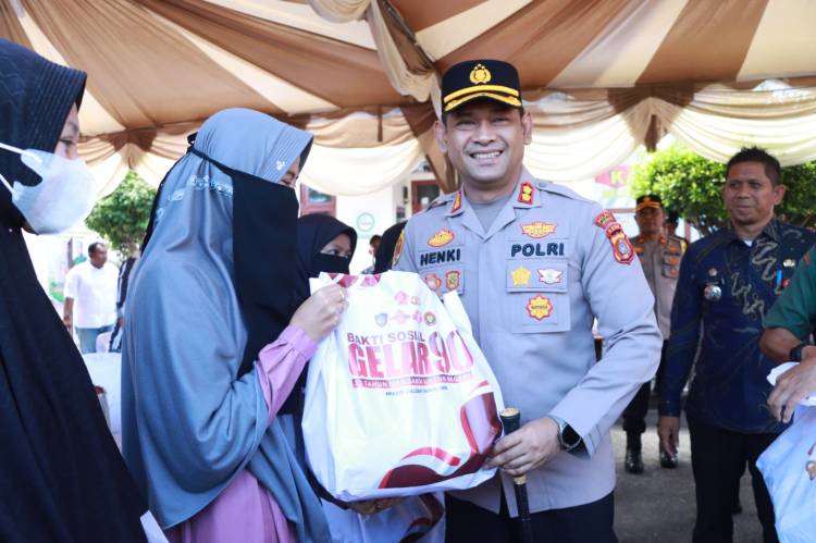 Kapolres Lhokseumawe Serahkan Baksos Akabri 90 Kepada Puluhan Santri