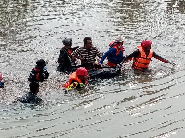Dua Anak Hanyut Ditemukan Tewas di Sungai Batang Ayumi