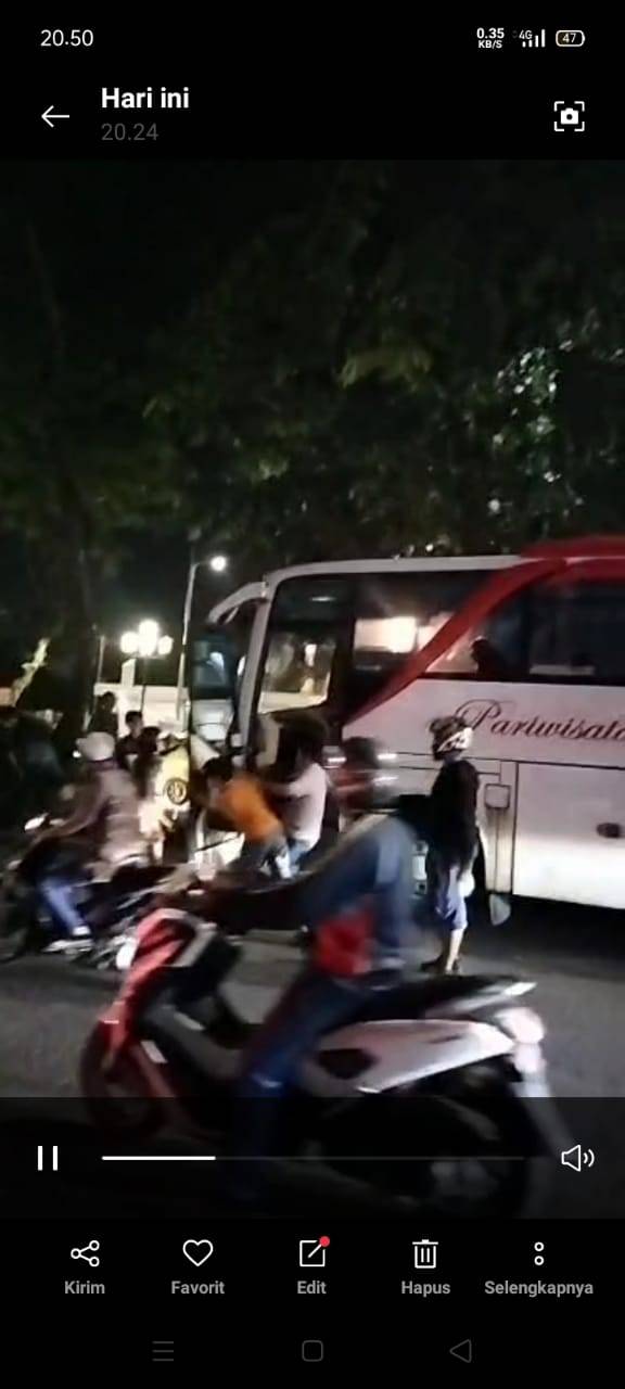 Diduga Tabrak Pemotor Bus Pariwisata Dirusak Massa