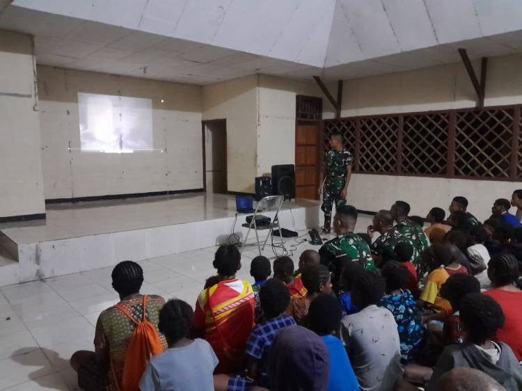 Satgas Yonif 125/SMB Gelar Nobar Film G30SPKI Bersama Masyarakat di Seluruh Jajaran Pos