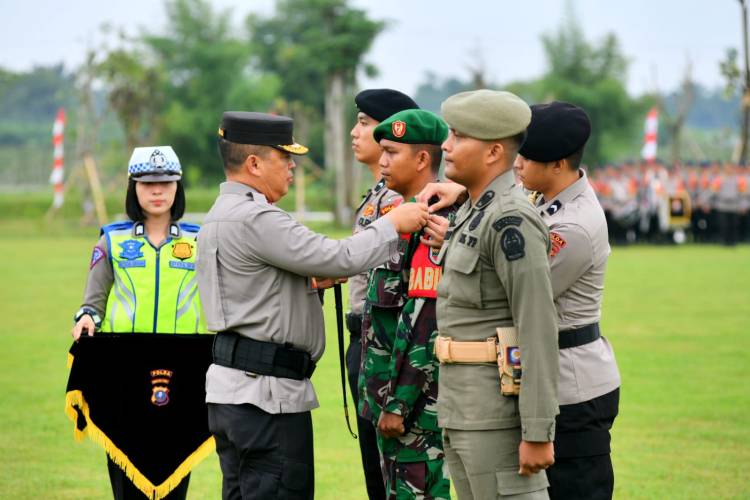Di Bawah Guyuran Hujan Polda Sumut Gelar Apel Pasukan Ops Mantap Brata 2023-2024