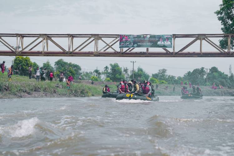 Gotong royong Peduli Deli, Personil Tetap Bersemangat Bersihkan Aliran Sungai