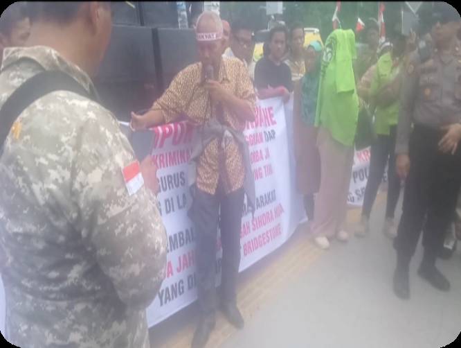 Unjuk Rasa Komite Rakyat Bersatu di Kantor Gubsu  : Bubarkan investigasi dan identifikasi tanah eks HGU