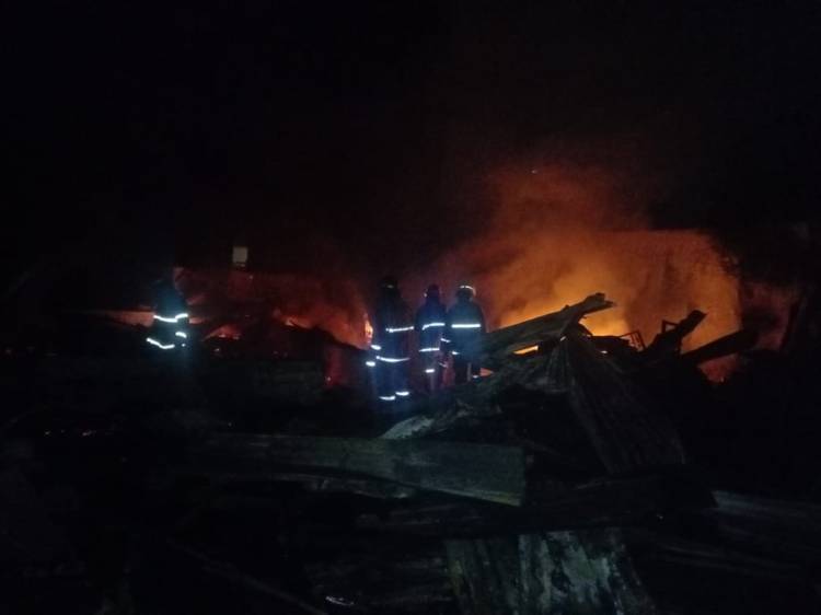 Usai Menggoreng Ikan Pakai Kayu Bakar, 3 Unit Rumah Sewa Ludes Diamuk Api