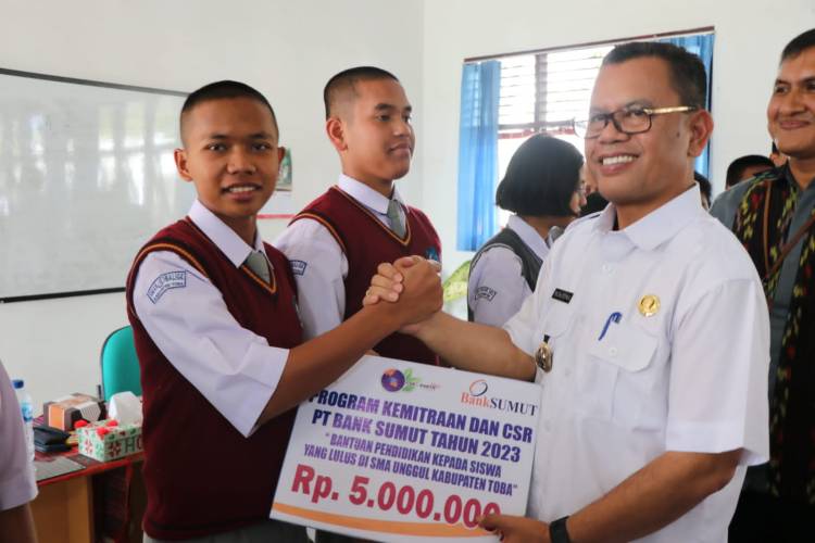 Beasiswa yang Diserahkan Saat Hardiknas Akhirnya Cair