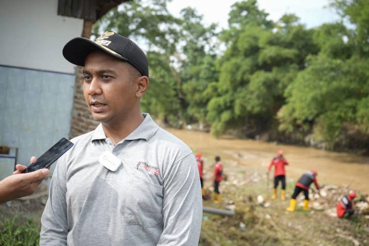 400 Personil Bersihkan Aliran Sungai Deli di Jalan Pertempuran Medan Barat