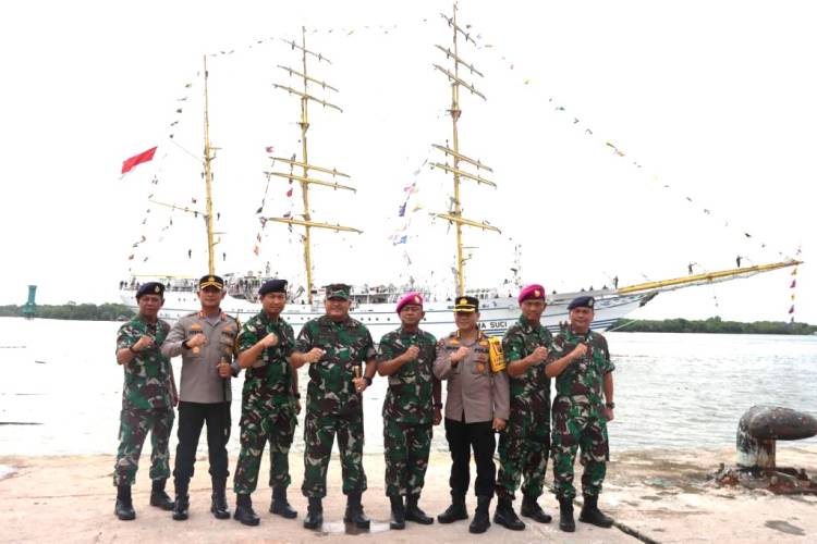 Kapolres Pelabuhan Belawan bersama Danlantamal I Belawan Sambut Kedatangan KRI Bima Suci di Dermaga Bandar Deli