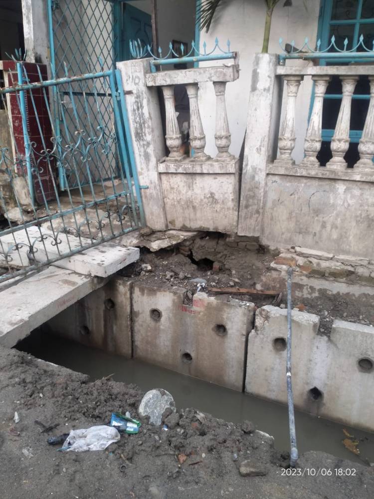 Proyek 'BARBAR' di Jl.Sentosa Baru, Pagar Rumah Warga Ambruk, Kontraktor Terkesan Cuek