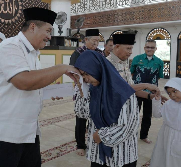 Jum'at Berkah Bupati Salurkan Bantuan Kepada Anak Yatim Dan Tukang Becak