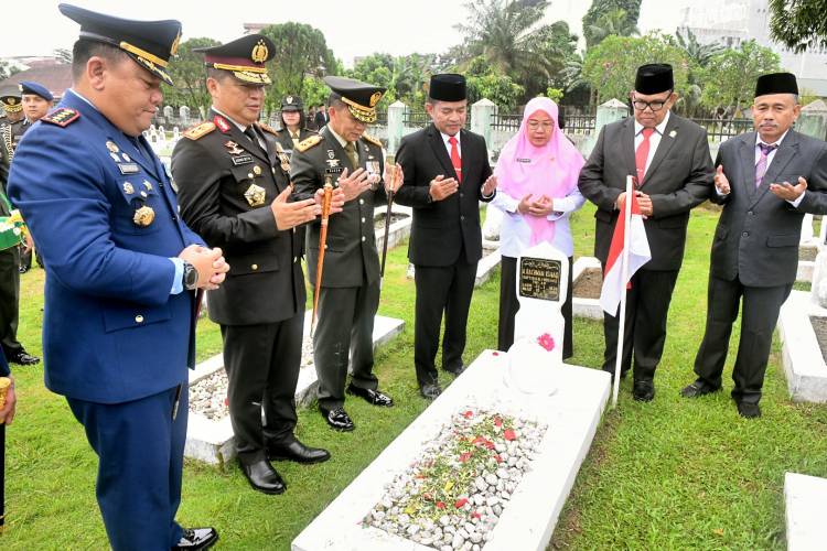 Pj Gubernur Sumut Ziarahi Makam Gubernur Marah Halim Harahap dan Raja Inal Siregar