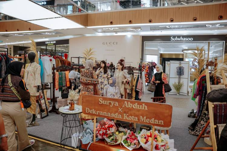 Ny Kahiyang Ayu Perkenalkan Wastra Kota Medan di JFW 2023