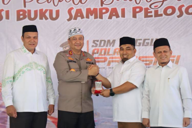 Kapolda Aceh Salurkan Buku dan Kitab di Dayah Oemar Diyan