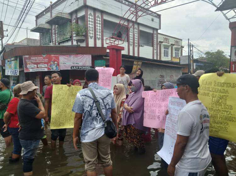 Puluhan Emak Emak di Marelan Lakukan Demo ditengah Banjir