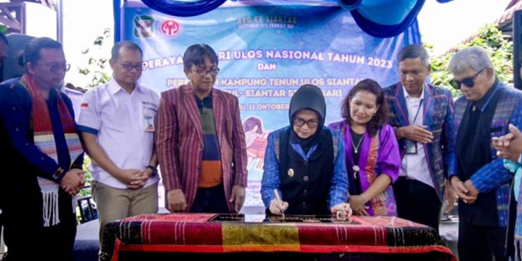 PLN Dukung Pengrajin Ulos Gunakan Mesin Tenun Electric