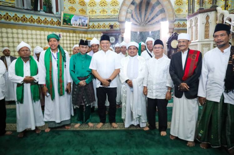 Kapolda Sumut Bersama Ratusan Santri Hadiri Pembacaan Yasin 41 Ratib Al Hadad