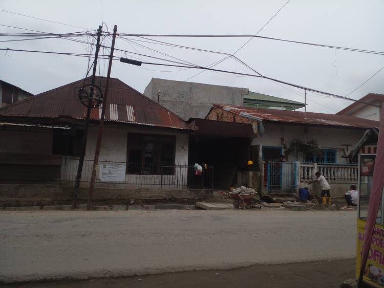 TOLONG PAK BOBBY... !!! Proyek BAR-BAR di Jl. Sentosa Baru Bikin Pondasi Rumah Jebol, Kontraktor DIAM