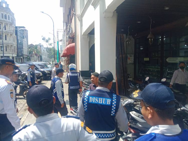 Dukung Percepatan Penataan Kawasan Kesawan,, Dishub Medan Tertibkan Kendaraan Parkir di Trotoar