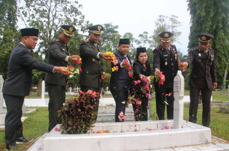 Peringati HUT TNI ke-78, Wali Kota Siantar Upacara Bersama Danrem 022/PT di TMP Nagur