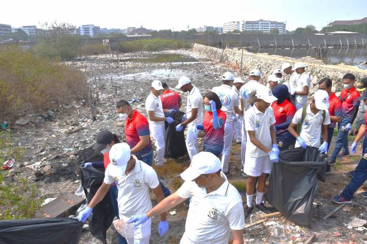 Bakamla RI Bersama Indian Coast Guard Ship Bersihkan Pantai Marunda