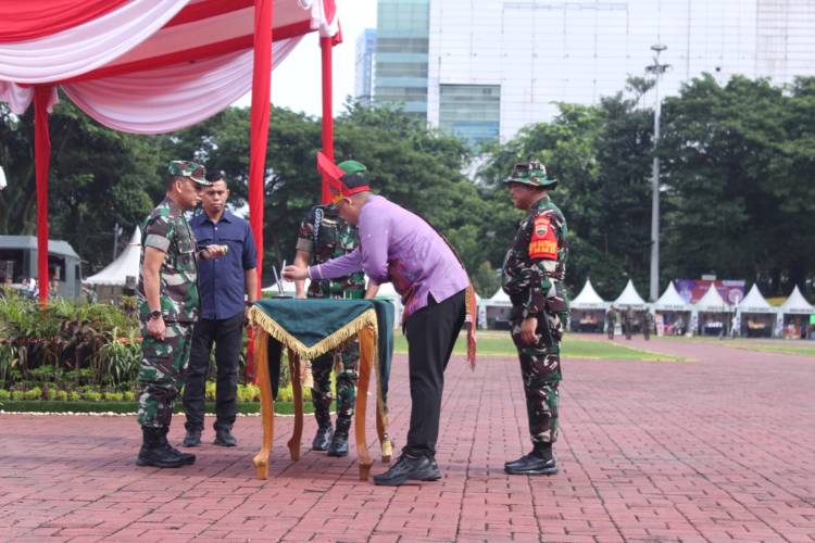 Dansatgas TMMD Ke-118 Tandatangani Dan Serahkan Naskah Berita Acara Kepada Walikota Medan.