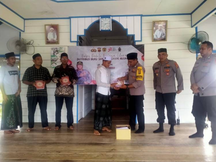 Kapolsek Muara Satu Serahkan Al Qur'an dan Buku Tuntunan Shalat ke Dayah