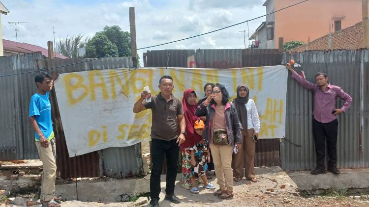 Puluhan Warga Segel Bangunan Di Jalan Karantina, Ini Penyebabnya