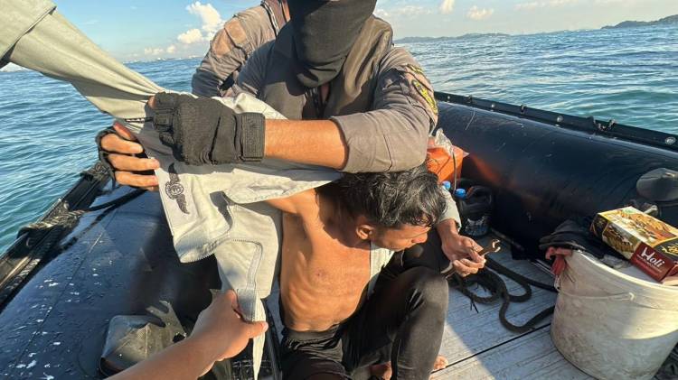 Bakamla RI Evakuasi 3 Nelayan Yang Tenggelam di Perairan Batam