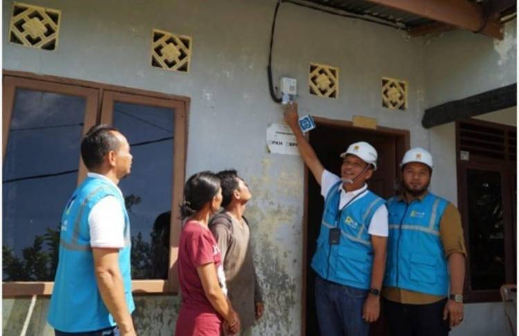 Nyalakan Mimpi Keluarga Prasejahtera, Insan PLN Beri Bantuan Pemasangan Listrik Gratis