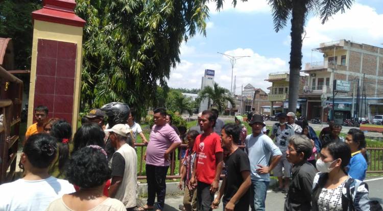Warga Toba Aksi di Mapolda Sumut, Minta Polisi Tunjukkan Ratu Entok