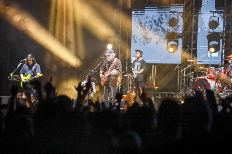 Pjs Wali Kota Siantar Saksikan Konser Musik Iwan Fals di Lapangan Rindam