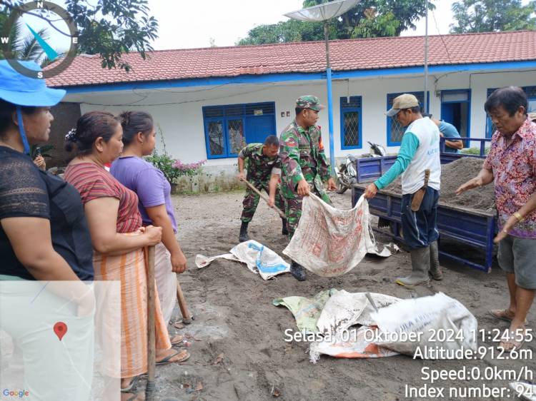Babinsa Koramil 05/Payung - Warga Gotong Royong Bersihkan Material Lahar Dingin di Desa Kutambaru