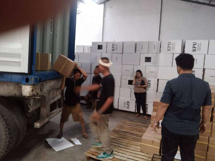 Ketua KPU Kota Medan Terima Logistik Surat Suara di Depot Countener Pelabuhan Belawan Medan