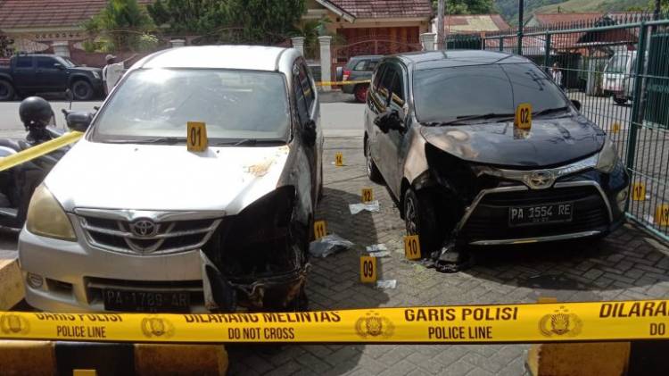 Kantor Redaksi Jubi Dimolotov, Dua Mobil Terbakar