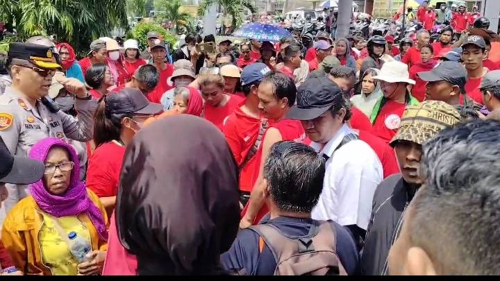 Desak Tangkap Aktor Intelektual Penyerangan  Selambo, Ratusan Warga Blokir Jalan Depan Mapoldasu