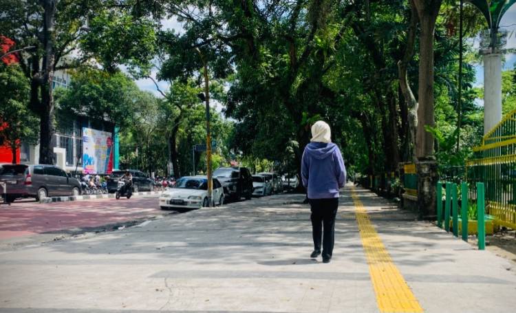 Pasca Rehabilitasi Trotoar, Pejalan Kaki Kini Merasa Lebih Aman & Nyaman