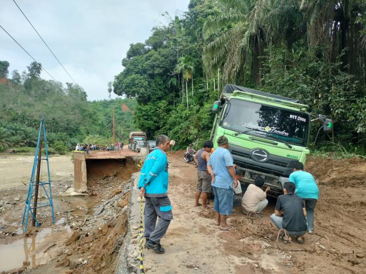 Truk Hino Bermuatan Terperosok, Lintas Natal Panyabungan Lumpuh Total