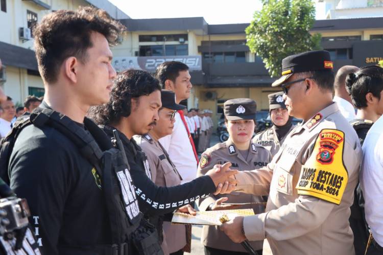 Kapolrestabes Medan Berikan Penghargaan Personel Berprestasi, TNI dan Masyarakat