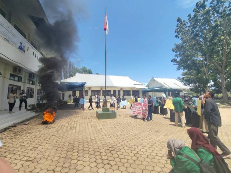 Puluhan Mahasiswa Demo, Desak Ketua STAIN Mandailing Natal Mundur dari Jabatan